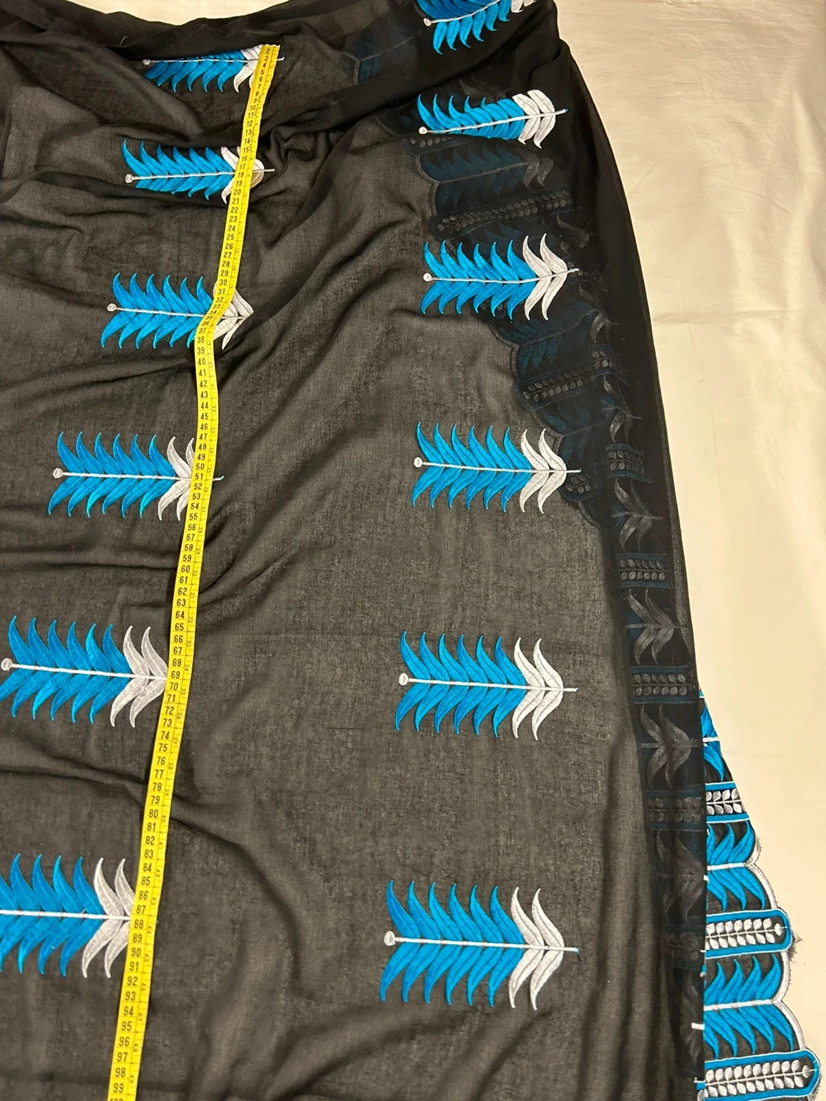 Vintage zwarte tafelkleed met geborduurd blauw motief – photo 6